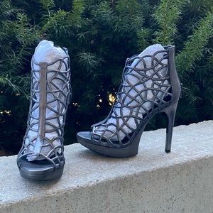 Vera wang gunmetal gray metallic cutout heels